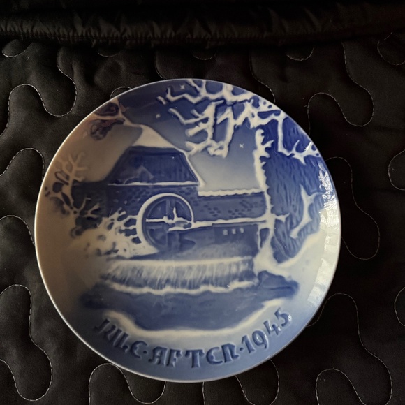 B&G Bing & Grondahl Denmark Porcelain Christmas Plate 1945 - Picture 1 of 2